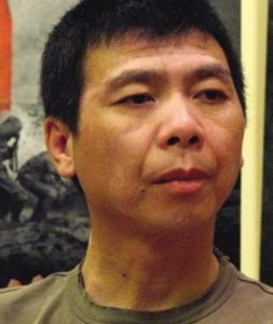 当年，冯小刚开着300万的豪车，回老家看望瘫痪多年的母亲，已经照顾母亲16年的姐