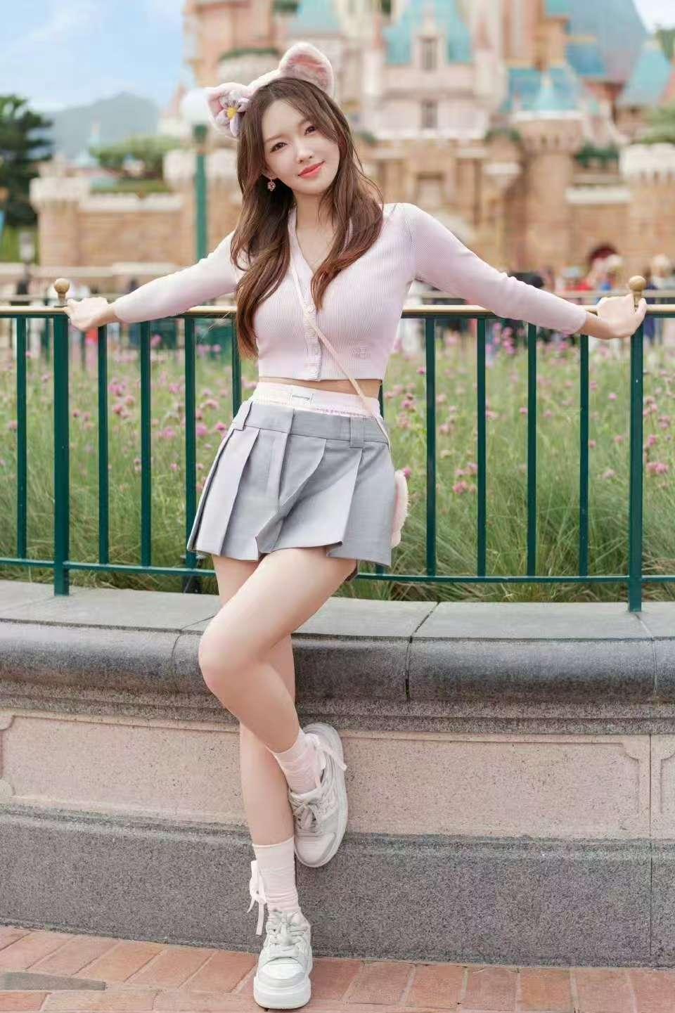 程潇这迪士尼穿搭，说是“真人芭比说明书”真没人能反对吧？软糯的樱花粉短款针织开衫