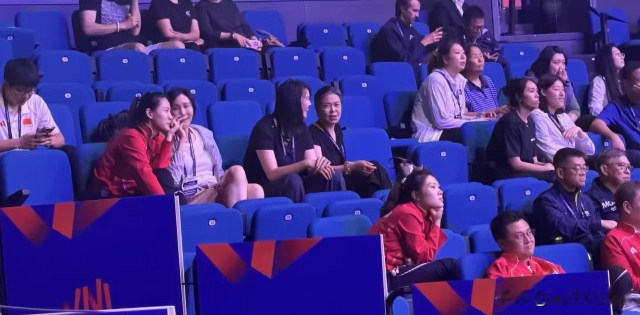 张常宁、刘晓彤和陈展等女排名将观战中泰女排大战。中国女排经历一波三折之后，最终3