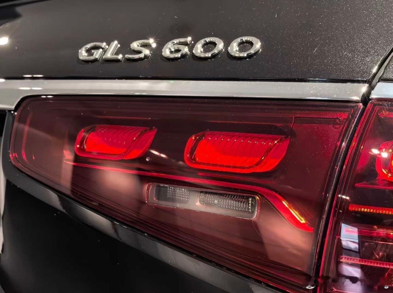 迈巴赫GLS600黑棕指导价2488000选装23寸大饼轮毂93000目前加价