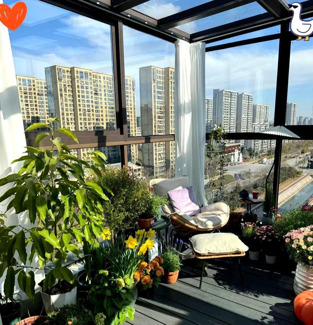 我堂姐今年55岁了，是一家公司职员，今年上半年退休了，她老公五年前因车祸走了，儿