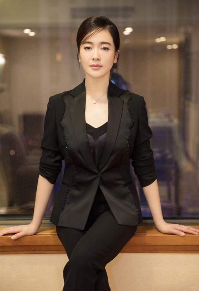 左小青不属于攻击性惊艳的长相，是很典型的东方耐看型美人，美在五官体态、气质内核，