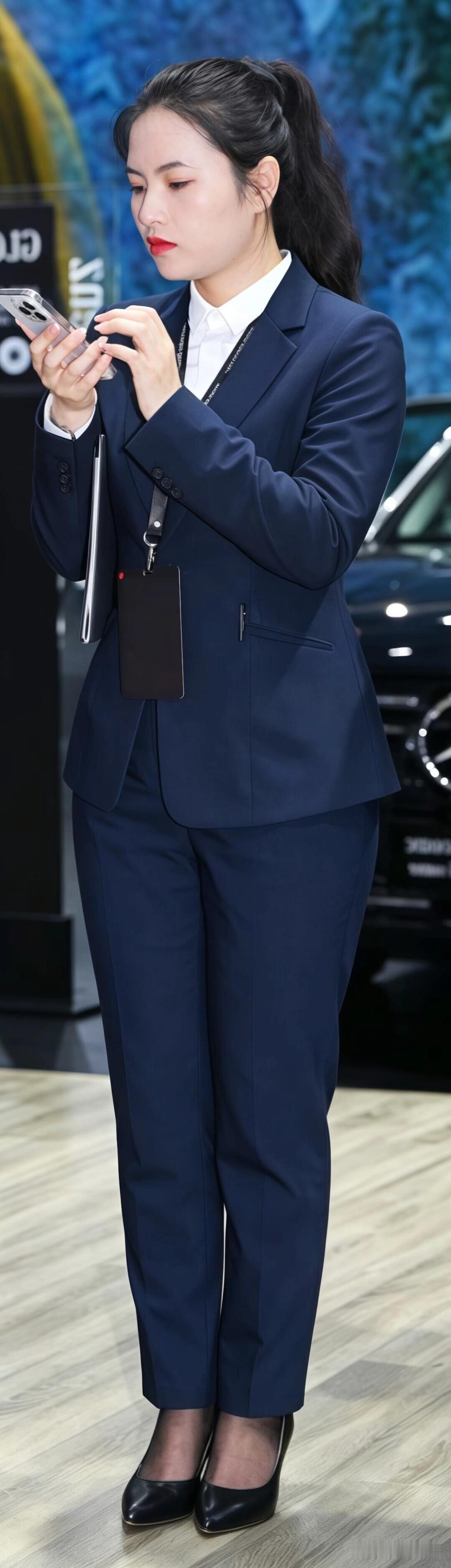藏青色修身西装套装搭配白衬衫，利落剪裁凸显干练气质，高马尾增添清爽感，是车展、职