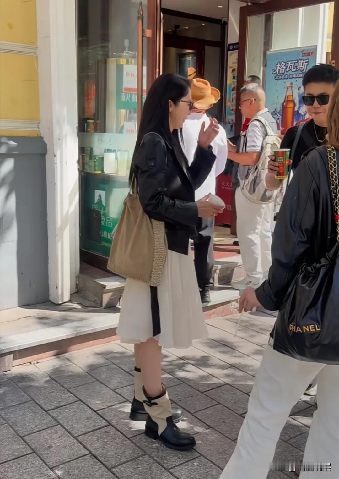 果然，幸福的婚姻生活和甜美的爱情会滋养人，董璇新婚后，真是美到发光了！47岁的