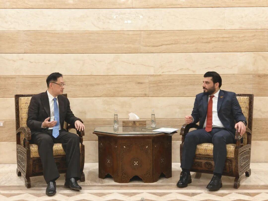 美俄都给“比”下去了。就在2月5日，朱拉尼政府在外长办公室隔壁，悄悄挂起了一块新