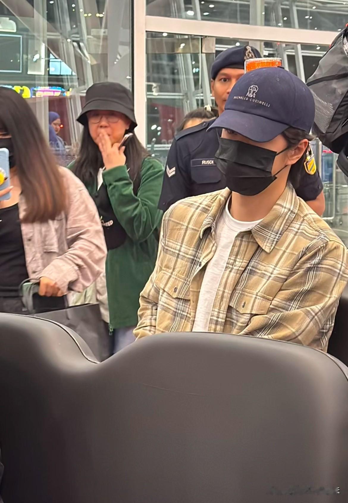 王一博很后悔坐这个车！搞得跟机场一日游似的[捂脸哭][捂脸哭]看上去很命苦，这帽