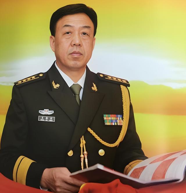 他是军衔最高的厨子，从普通士兵一路晋升为大校军官，现任军事经济学院军需系副教授、