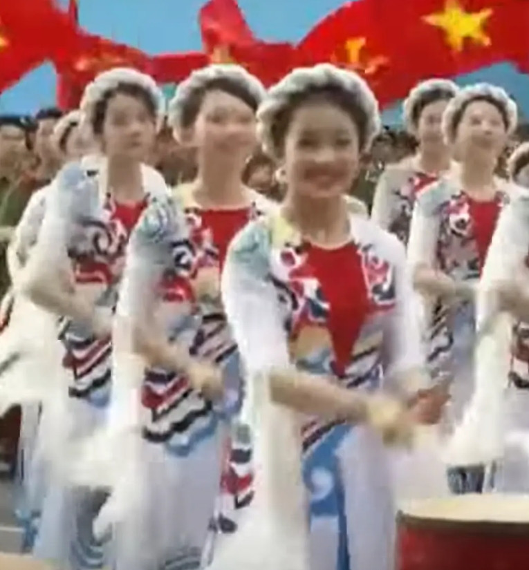 没有贬低越南的意思，但是越南50周年阅兵，真的跟我们的一个省组织庆祝活动差不多。