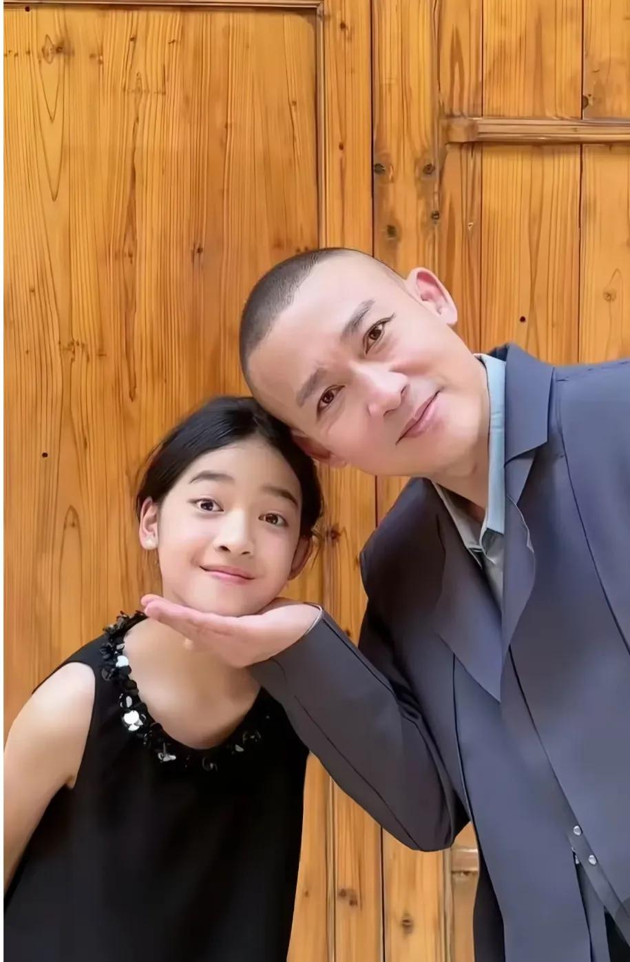 聂远和女儿的合影，好温馨的画面，女儿很漂亮，还演过戏，这父女俩简直一个模子刻出来