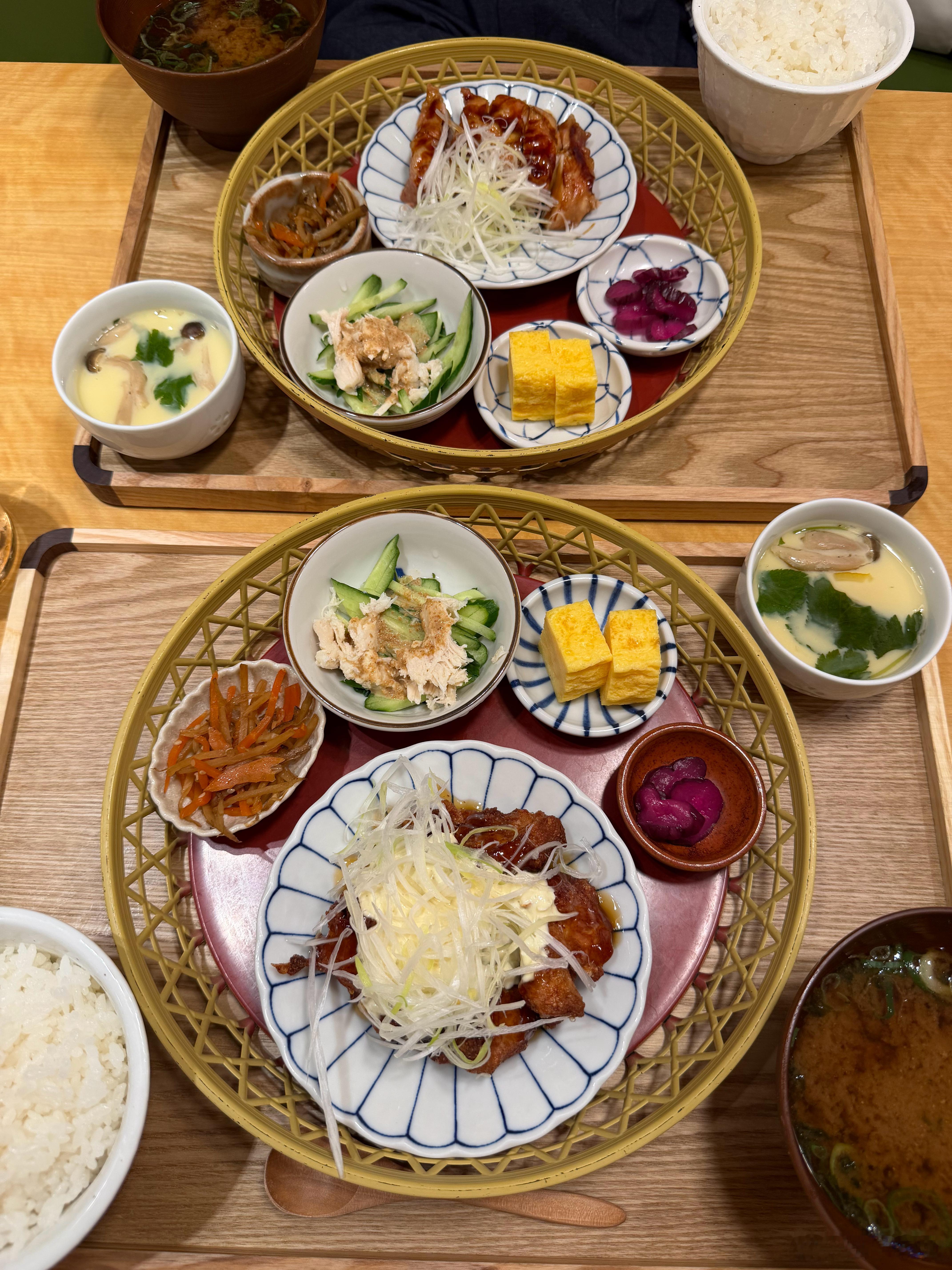 定食也就是咱们的盒饭拆开了放在小碟子里显得精致还能卖贵点美食分享​​​