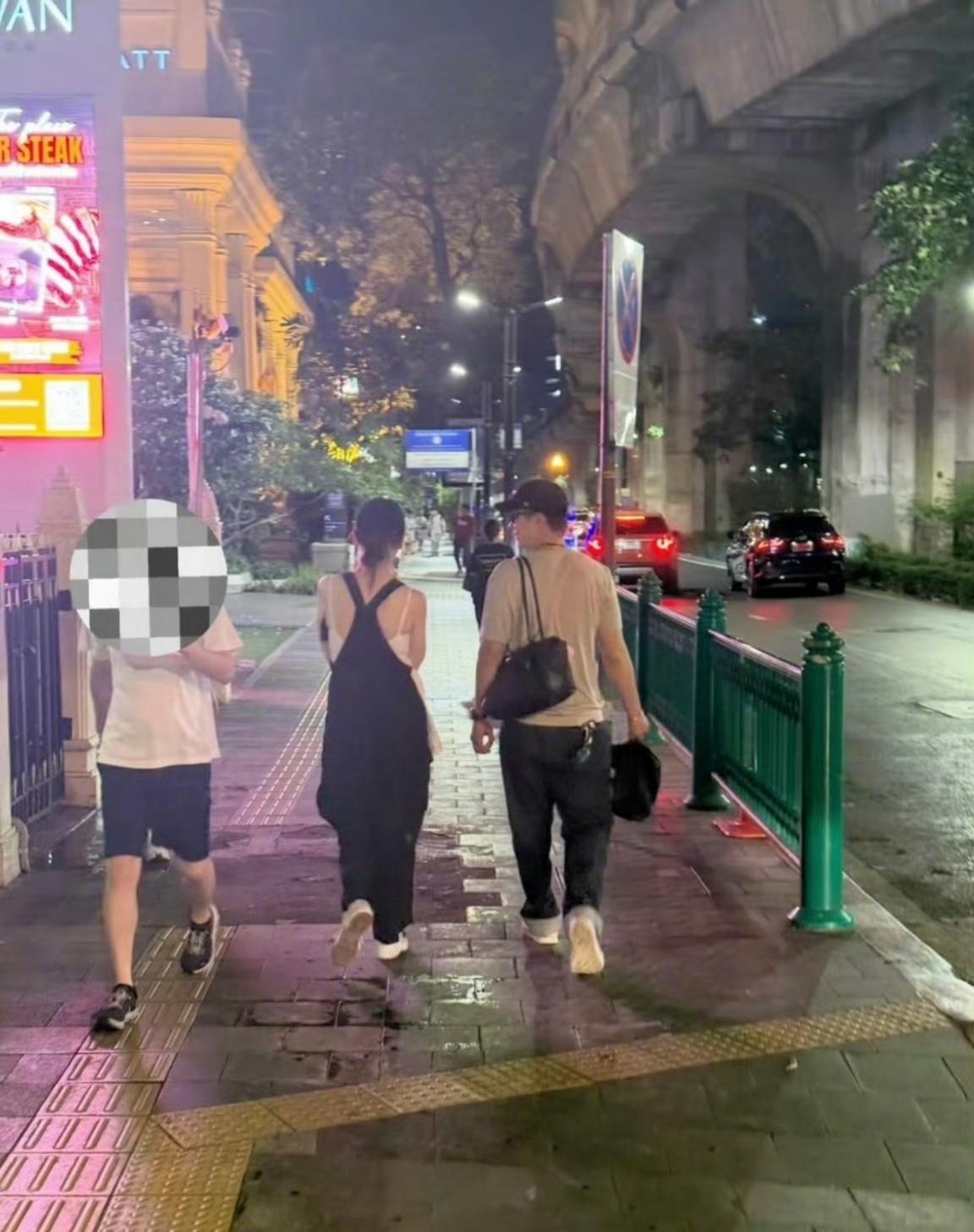 网友在曼谷街头邂逅戚薇李承铉夫妇👫🏻照片中呈现的是夜晚的曼谷街头场景，戚