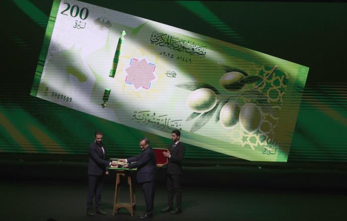 叙利亚更换新钞票！巴沙尔·阿萨德父子肖像被取代！叙利亚临时政府总统沙雷展示了一