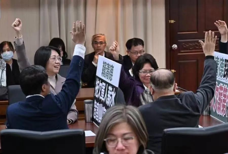 台立院程序委员会今日讨论16日及20日院会议程，蓝白再度以人数优势，第8次封杀军