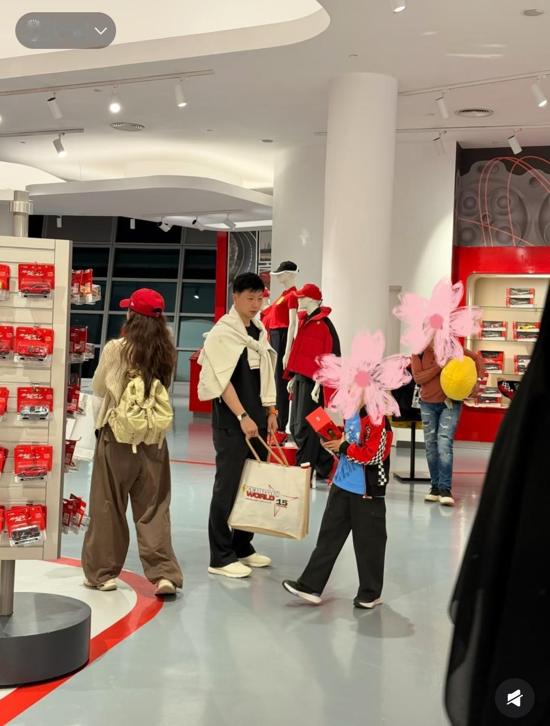 在阿布扎比奢侈品店，我被马龙的“全家福”整懵了！昨天在阿布扎比商场，我正对着