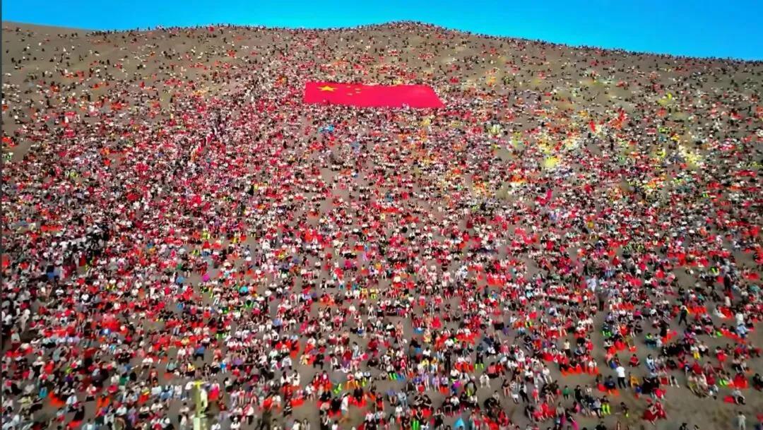 国庆的鸣沙山，整座山头全是人！网友笑喷：“乍一看还以为是拼豆撒了！”可更震撼的