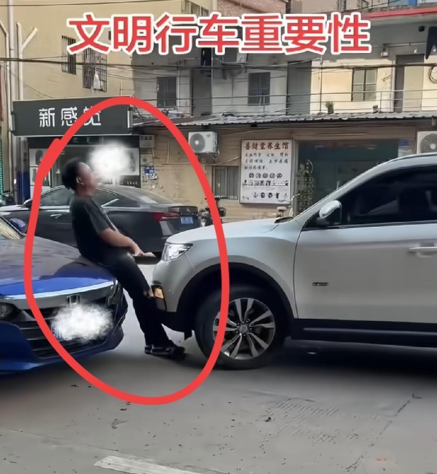 两车互不让路，白车挤夹蓝色车男车主！网传视频显示，两车车头对车头，蓝色本田雅阁