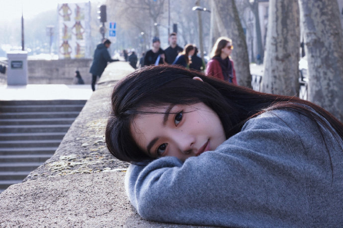 刘浩存巴黎明信片刘浩存今日更新了巴黎随拍，黑长直发型和素颜淡妆造型好有故事感，纯