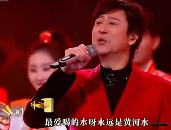 9月28日，许久没有露面的解晓东现身大湾区晚会上，带着小酒窝唱《中国娃》，令人没