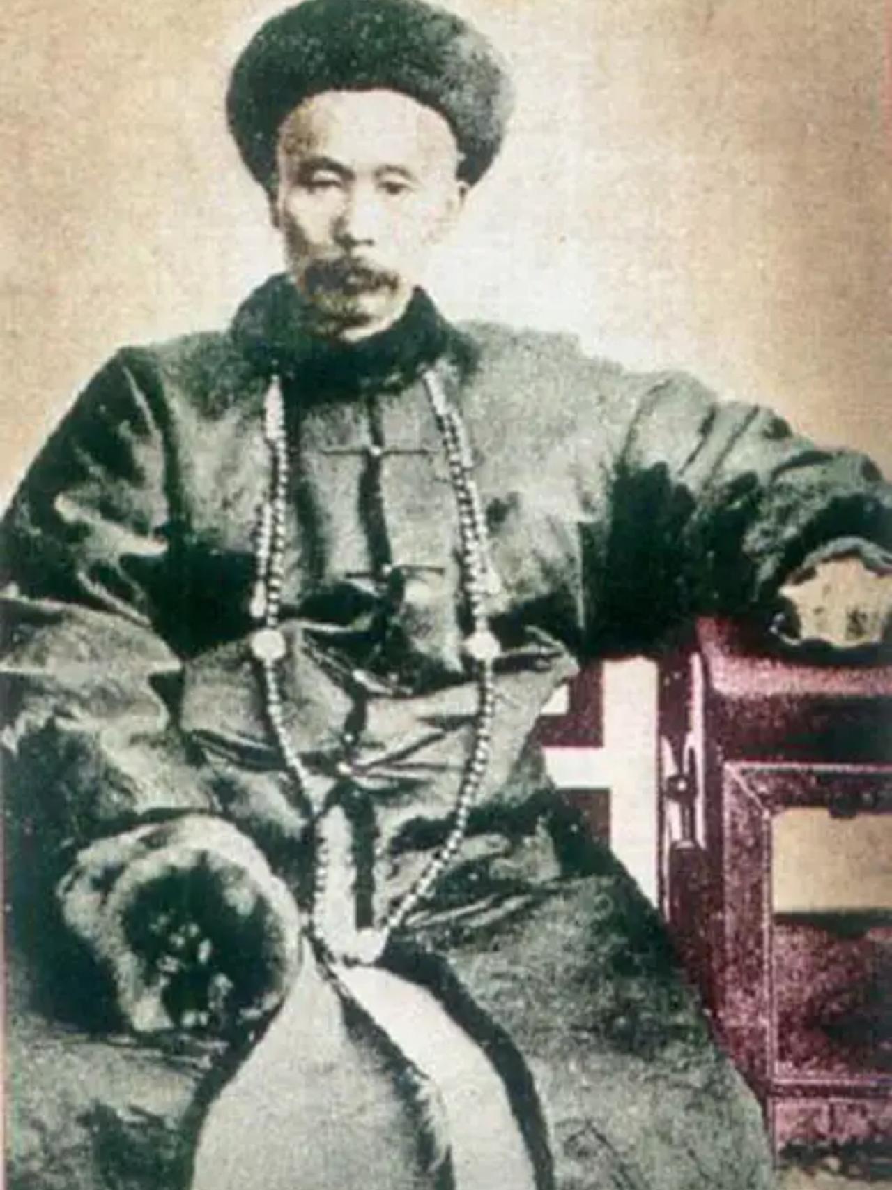 左宗棠收复新疆，粮草断绝，他下令，全军原地娶妻生子！李鸿章闻言大骂，左疯子！三年
