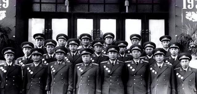 1979年，中央会议讨论出兵越南问题，会上，各将领态度有所不同，其中，叶剑英