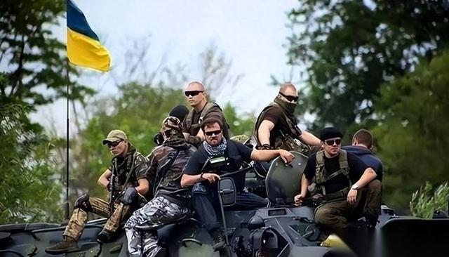 仗打到了第四年，乌克兰前线冒出两个反常情况：女兵成群结队上阵，外国面孔满地乱跑。