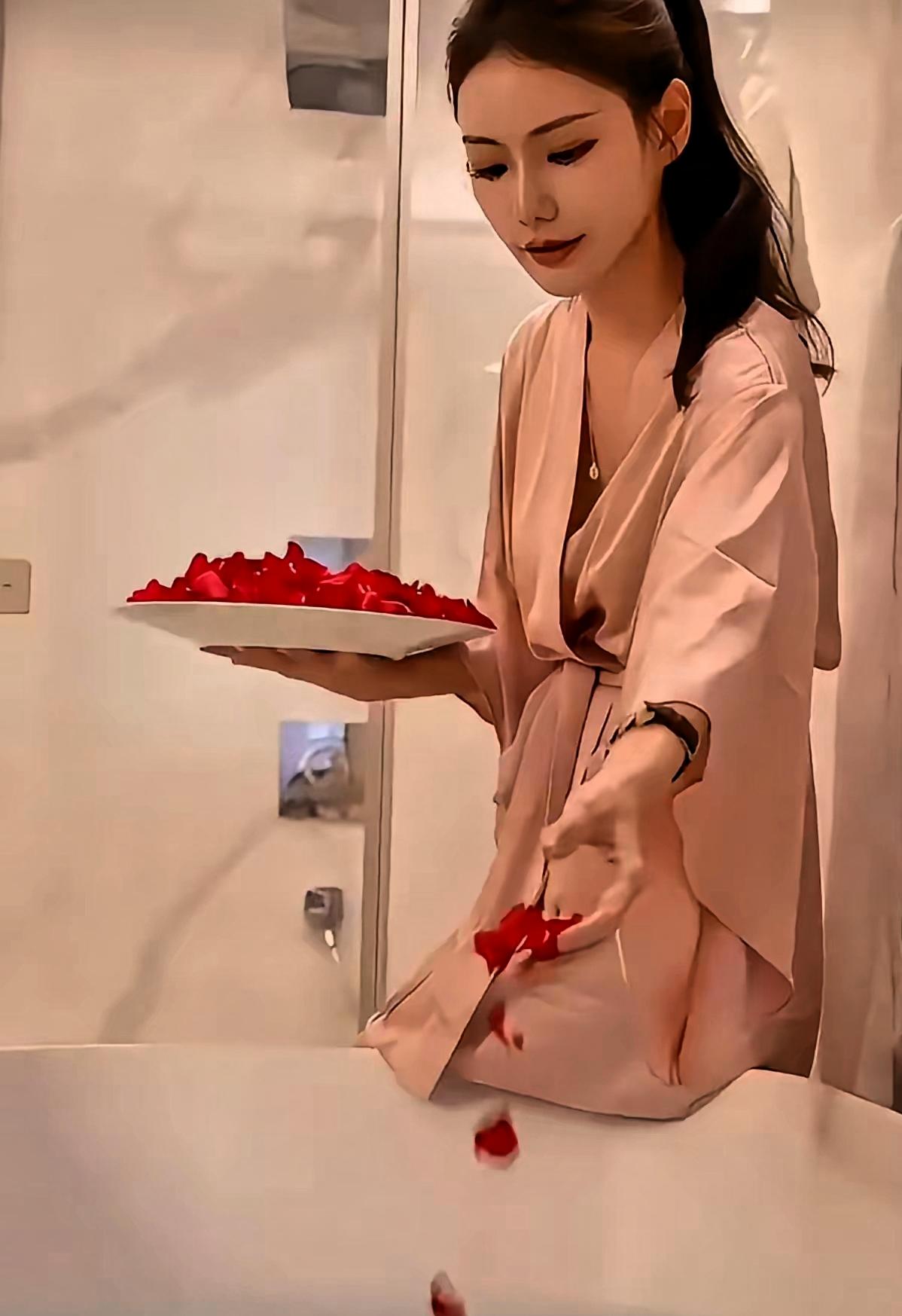 最近一段给孩子洗澡的画面流传网络，整个场景布置精致，氛围感拉满，宛如拍摄精致大片