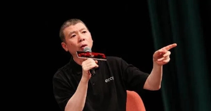 2000年，冯小刚开着豪车，戴着名表，回家探望瘫痪在床16年的母亲，大姐求他帮忙