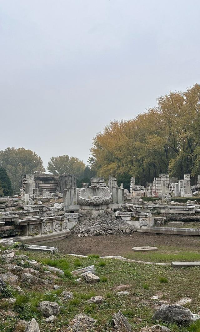 很多人一直以为圆明园是被八国联军烧毁的，其实这是个误会。真正把圆明园主要建筑全部