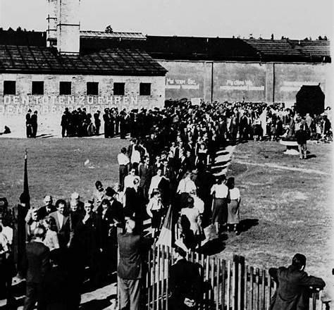 1944年，纳粹德国的集中营里，变态的纳粹士兵将女囚集中到广场，命令她们脱光衣服