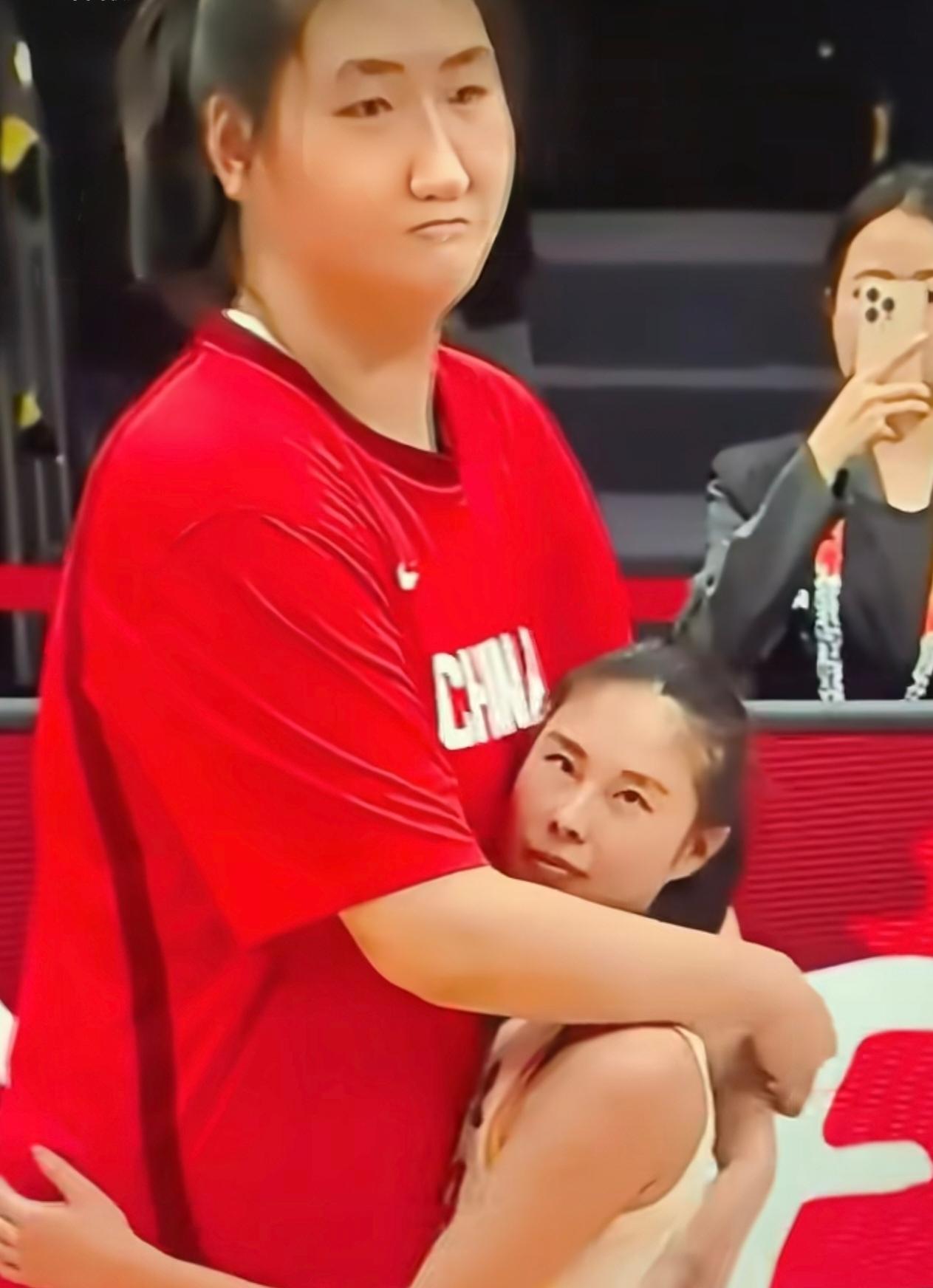 谁懂啊家人们！看女篮的花絮直接被这俩萌晕了！王思雨1米76，在