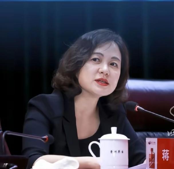 茅台美女高管蒋焰长得非常漂亮，属于气质型美女！可惜她空有外表，心灵失守，再高的