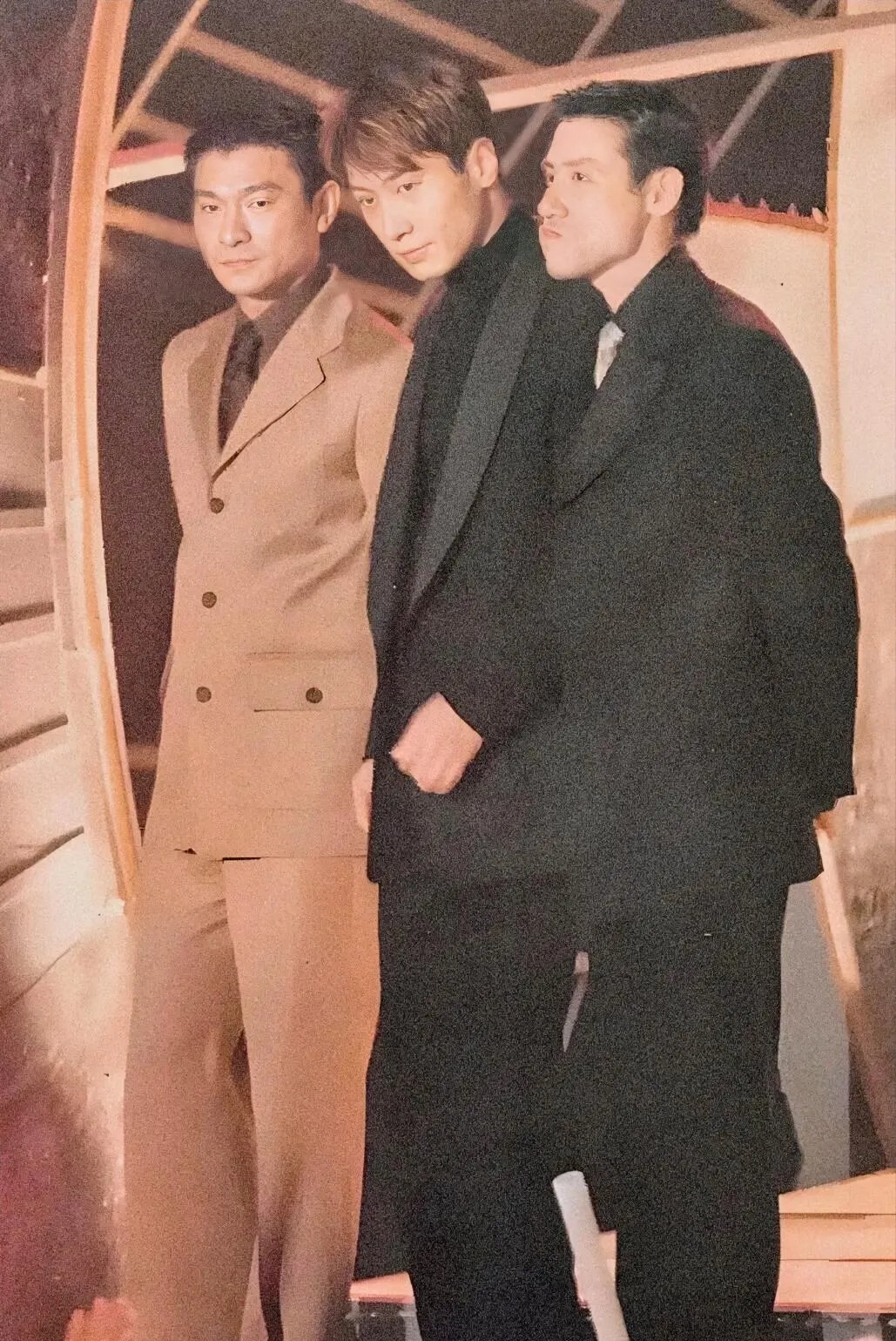 97年那会儿三大天王合的影。黎明最高，一米八；张学友一米七六，