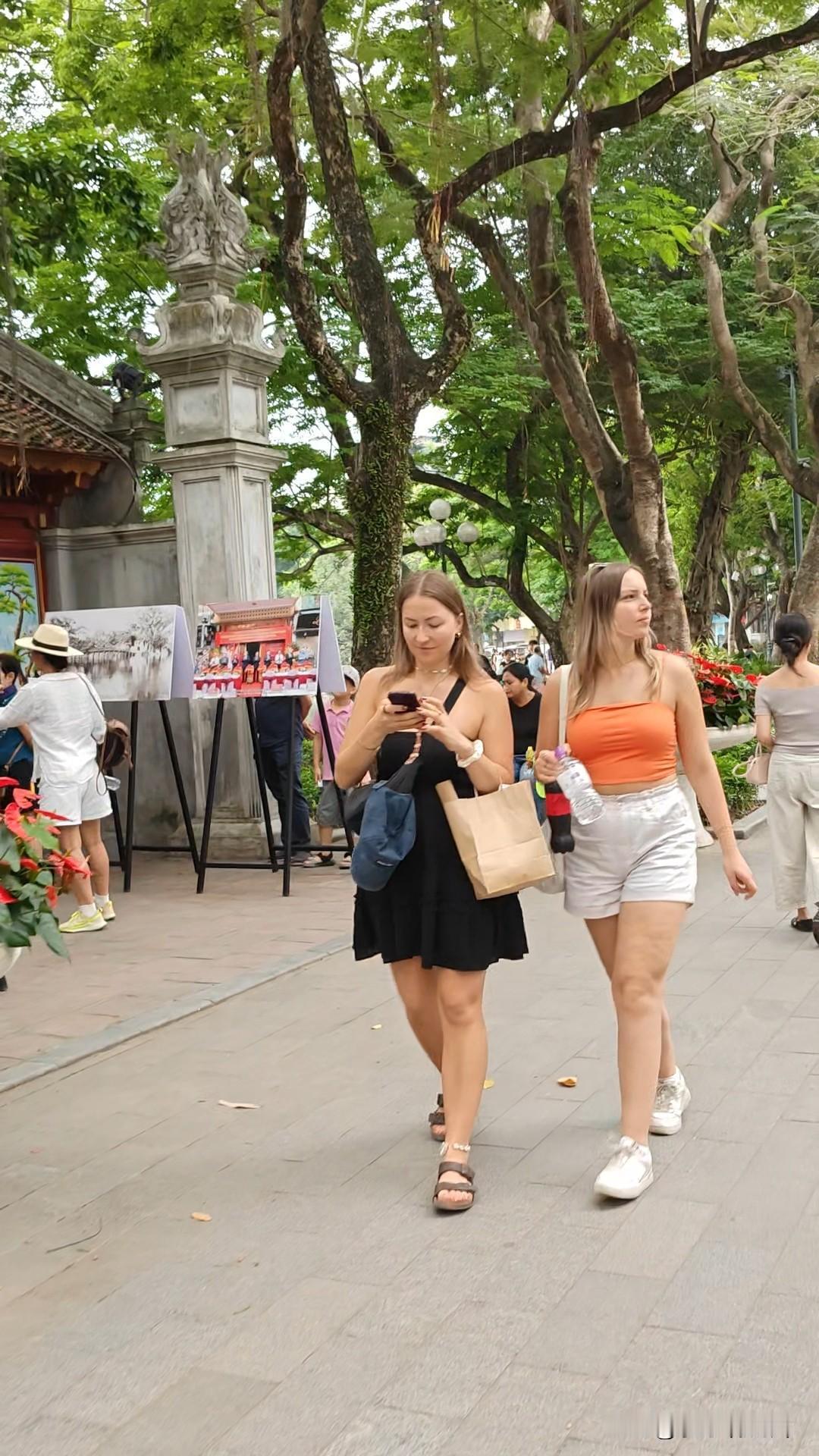 在越南河内还剑大街上，欧美人确实随处可见。为啥欧美人这么爱河内呢？这城市浪漫多情