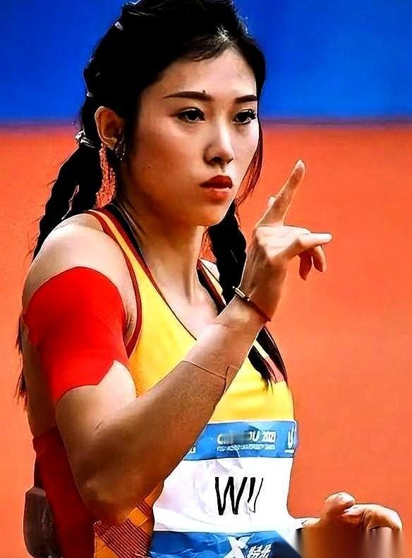 就这两张图，一张素颜，一张浓妆的吴艳妮。给一堆人整不会了，说这差距也太大了吧。