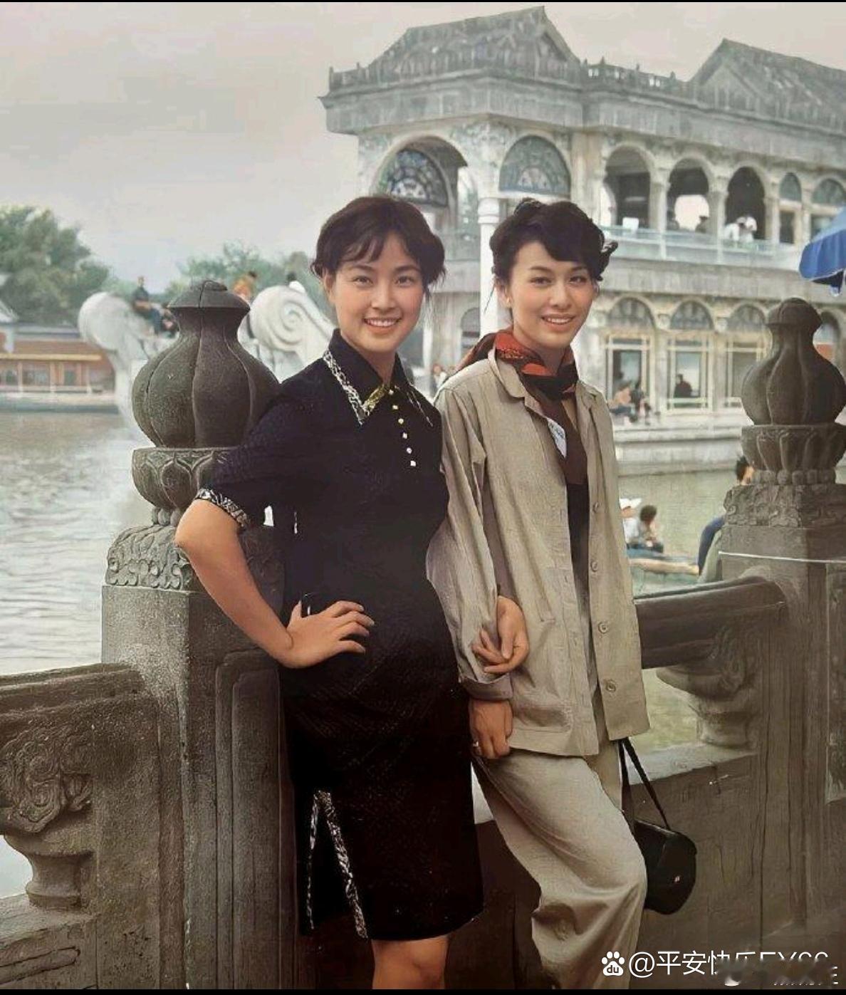 1980年，刘晓庆与日本演员栗原小卷在北京颐和园同框合影。