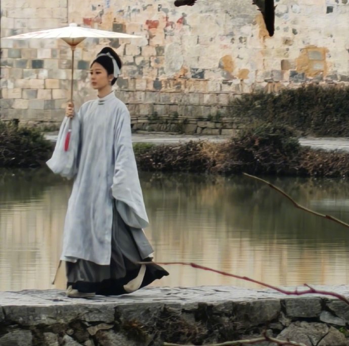 杨紫李祯撑伞过桥杨紫家业素衣撑伞路透杨紫家业素衣撑伞路透，李祯撑伞过桥满