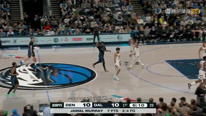 伟大的神射手克莱-汤普森终于回来了！在今天独行侠主场迎战掘金的比赛中，汤普森在第