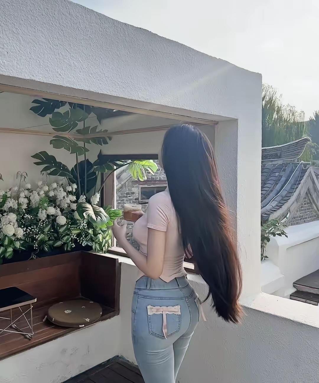 悠闲午后，阳台上的花与咖啡相伴