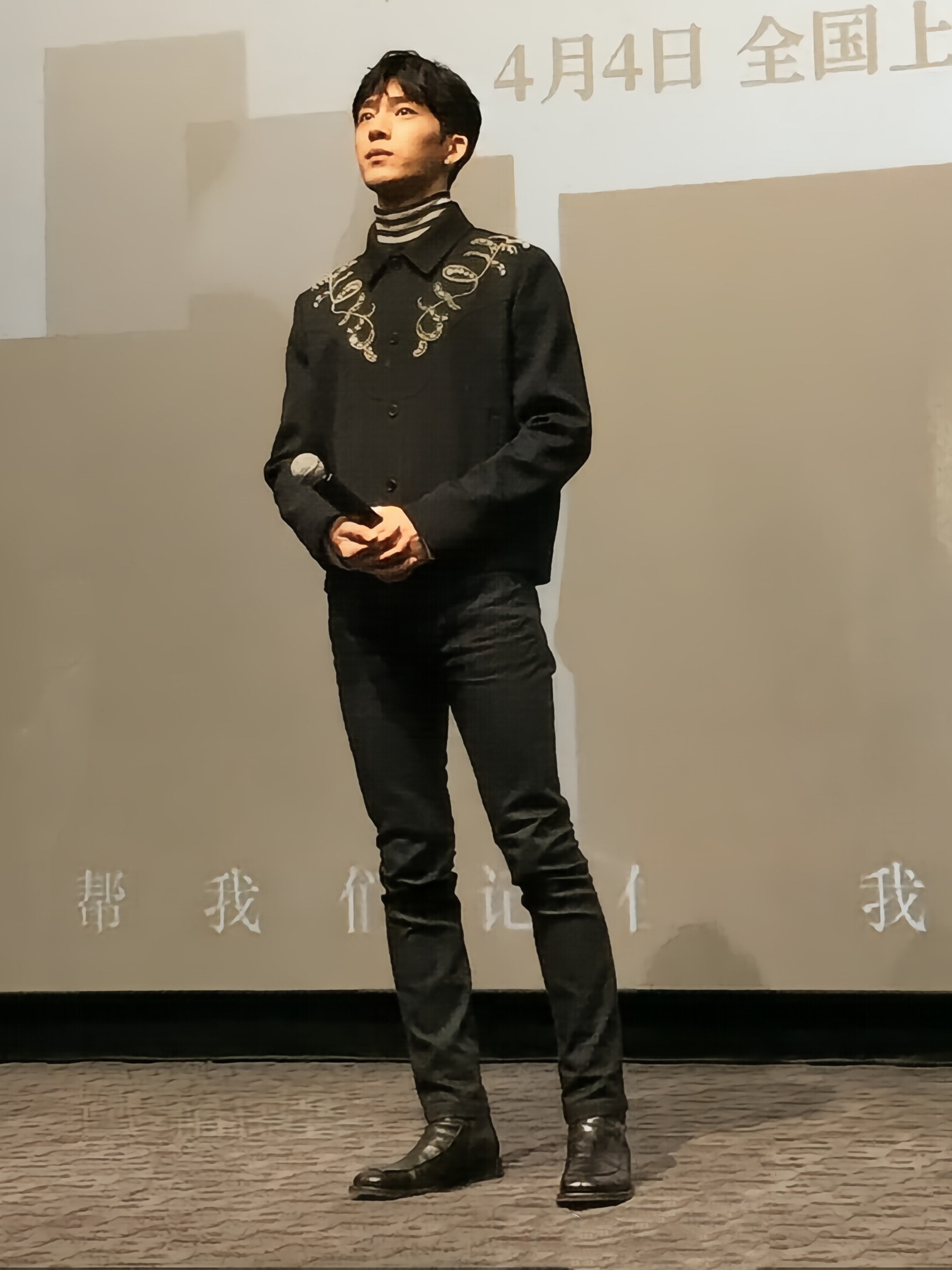 井柏然的鲜肉期，比栾念更可口！最近，Luke突然超火翻出一张跟他的合照那活力四射