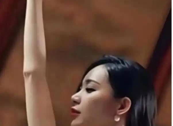 深圳33岁女子姚某由于不能生育而被丈夫抛弃，于是常常在网上交友。在生日那天，她邀