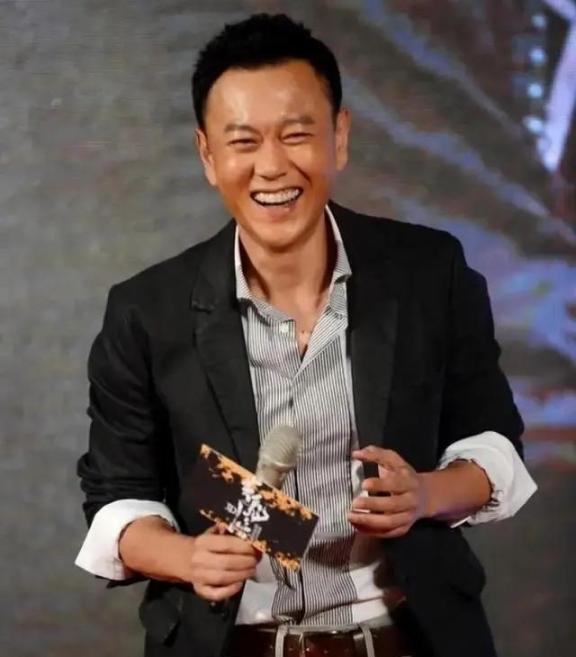 2020年，主持人问冯嘉怡：“你是公司的老板，你拍戏繁忙没时间管公司，公司怎么办