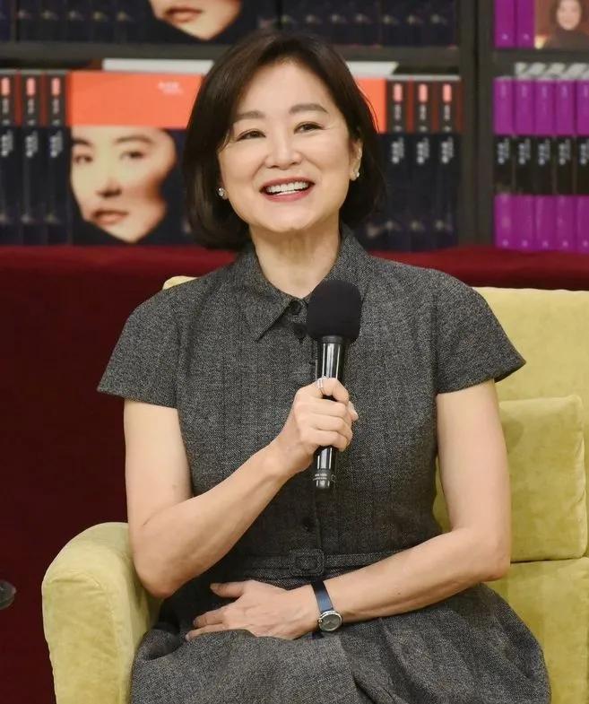 谁懂啊！林青霞这一身真的把“优雅到老”焊死了！灰色收腰衬衫连衣裙，版型利落又藏