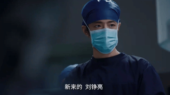 #肖战模仿雕塑##肖战小城良方天才医生#《小城良方》预告中模仿老厂区雕塑，一段“破医院破地方破门”的