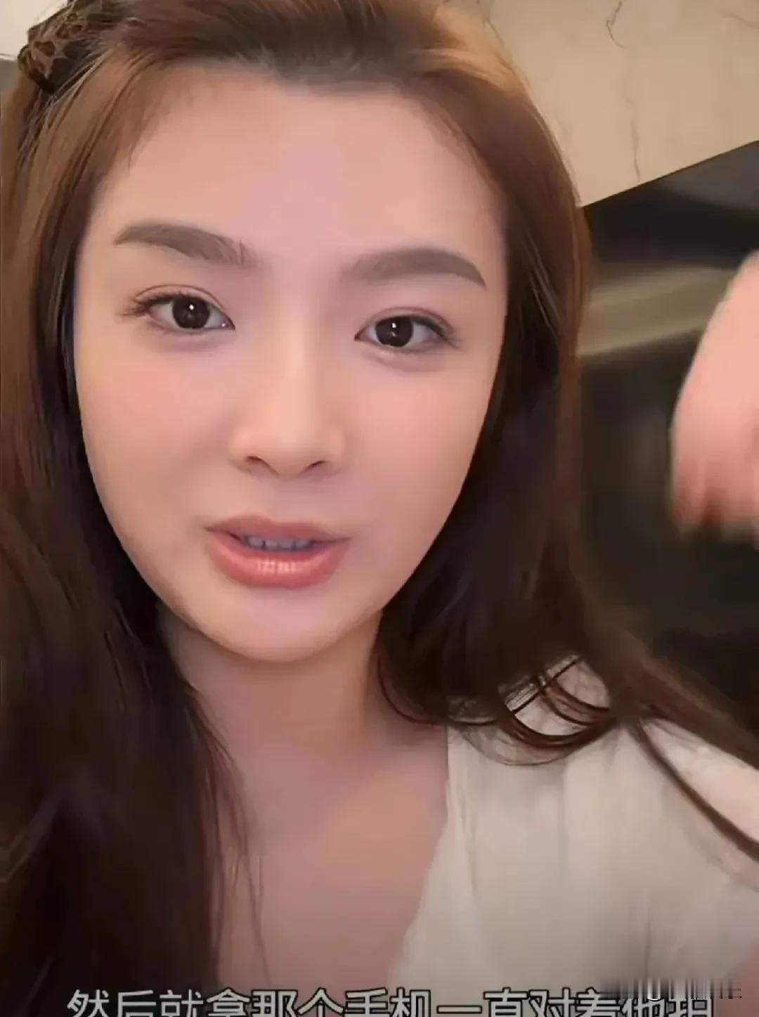 这两天“王栎鑫女儿生气”的事儿，看得我心里挺不是滋味的。事情很简单，小姑娘可