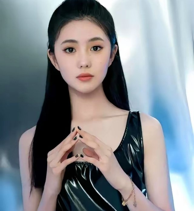 张子枫出局。拿下陈国富新片《无孔不入》女主角的，是刘浩存。就这么定了。背景是，刘