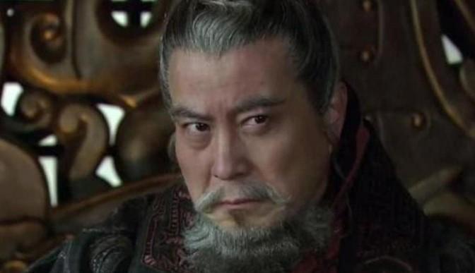 袁绍死时，小儿子袁尚跪在床前，一边拼命拍打他的尸体一边哭：“你到底把位子传给谁，