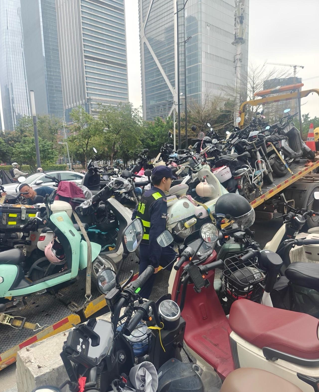 路过CBD时吓一跳，路边拖车排了老长，上面堆满电动车，看着真心疼。穿反光衣的工作