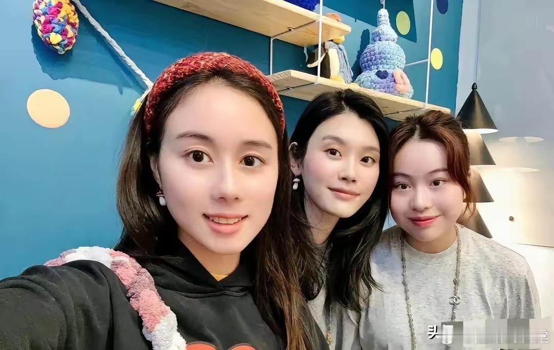 奚梦瑶跟小姑子何超欣，一起去富婆甘比开的针织手工坊玩。她状态真的好到爆，身材管理