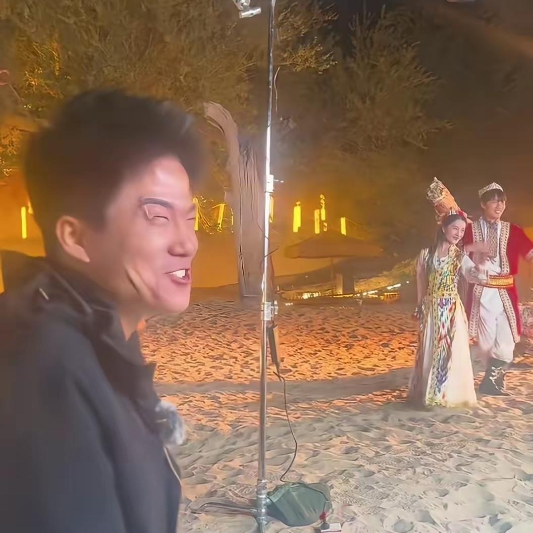 终于知道鹏鹏昨天和安安跳舞笑场的原因了！原来是董宇辉在旁边笑得特夸张，前俯后仰的