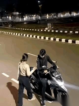 前一秒，小伙还乐呵呵地拧着摩托车油门逗女朋友；下一秒，他只能眼睁睁看着女朋友跨上